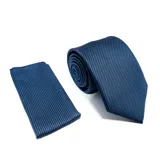 Conjunto de corbata y pañuelo de bolsillo en color azul con textura micro-tejida.