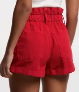 Short rojo de sarga con tiro alto, corte holgado, cintura fruncida, trabillas, bolsillos delanteros y traseros y doble abotonadura.