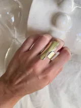 Anillo de bronce dorado con forma de delfín abstracto.