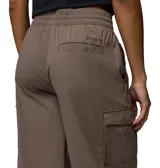 Pantalón cargo de mujer de corte ancho y relajado, color marrón, con cintura elástica ajustable con cordón y bolsillos laterales cargo.