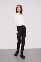 Pantalón negro de corte slim fit.