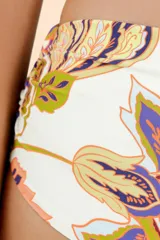 Bombacha de bikini de tiro alto con diseño fruncido en los laterales y estampado botánico multicolor sobre fondo blanco.