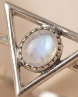 Anillo de plata 925 con diseño geométrico triangular y una piedra natural ovalada en el centro.
