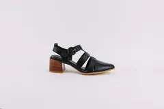 Sandalia de cuero negro con punta cerrada, tiras cruzadas y taco de madera.