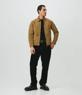 Campera Harrington de gamuza sintética color verde oscuro, de manga larga, con cuello camisero y cierre frontal completo.