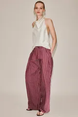 Pantalón de tiro medio color bordó con diseño de rayas verticales finas en tono claro. Presenta corte holgado, bolsillos laterales y cintura ajustable con cordón para atar.