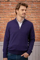 Sweater de punto con medio cierre frontal, de manga larga y diseño clásico con puños y ruedo acanalados.