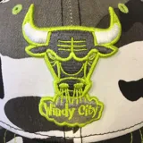 Gorro New Era 59Fifty del equipo de baloncesto Chicago Bulls, color gris con visera azul y logo del equipo bordado en azul en el frente.