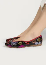 Bailarina de diseño plano con exterior cubierto de lentejuelas que forman un patrón de flores multicolores. Presenta un escote irregular, interior forrado en piel y suela de cuero.