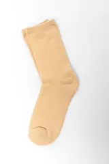 Pack de tres pares de medias estilo crew con diseños variados: un par liso en color tostado, un par beige con rayas horizontales en tonos terracota y blanco, y un par blanco con estampado de cangrejos y veleros naranjas.