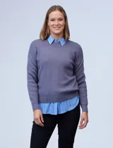 Buzo color lila de tejido soft marca Philosophy, con cuello redondo y mangas largas. Confeccionado en 52% rayón y 48% poliéster.