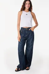 Pantalón jean de corte amplio y relajado, color azul oscuro, con bolsillos traseros grandes y detalles de costuras marcadas.