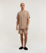 Pijama corto de hombre confeccionado en malla flameada con efecto mezcla, compuesto por una remera de manga corta con cuello redondo y un short con cintura elástica y cordón de ajuste.