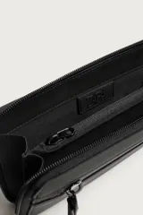 Bandolera rectangular de acabado engomado con cierre de cremallera en el compartimento principal y bolsillo interior con cierre. Incluye asa de hombro ajustable y extraíble.