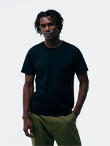 Camiseta de manga corta con cuello redondo y corte ajustado al cuerpo.