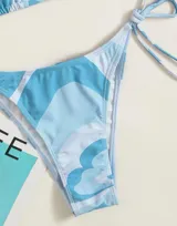 Conjunto de bikini celeste y blanco con estampado de mariposas y pañuelo a juego.