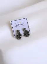 Par de caravanas de metal plateado envejecido con diseño irregular de formas circulares plisadas.