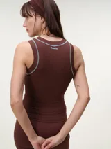 Musculosa de tela rib color marfil, con escote nadador, corte ajustado al cuerpo y costuras a contratono en color marrón.
