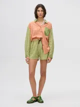 Short boxy de viscosa con estampado geométrico en tonos verde y beige, de tiro medio con pretina elástica y cordón de ajuste marrón oscuro.