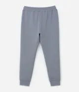 Pantalón deportivo masculino liso color negro, con ajuste elástico en la cintura y bolsillos laterales.