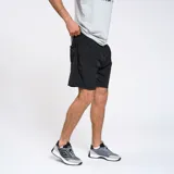 Short de baño Umbro color azul marino, confeccionado en nylon con acabado ligeramente arrugado. Presenta cintura elástica con cordón interno y logo de la marca bordado en el ruedo.