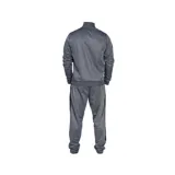 Conjunto deportivo Umbro de campera y pantalón en color gris. La campera es de cuello alto, con cierre frontal completo y bolsillos laterales con cierre. El pantalón cuenta con cintura elástica y bolsillos laterales. Ambos presentan detalles de franjas negras en los costados y el logo de la marca bordado.