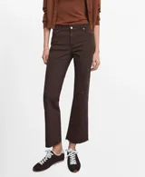 Jeans Sienna de tiro medio color marrón, con diseño de corte recto y sutilmente acampanado en los tobillos.