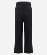 Pantalón wide leg de tiro alto, color negro, con pliegues delanteros, bolsillos laterales tipo cuchillo y cintura con trabillas.