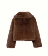 Chaqueta corta de pelo sintético color marrón, con cuello amplio y mangas abullonadas.