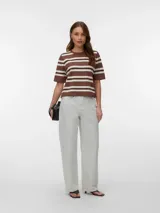 Sweater oversize de punto con diseño de rayas horizontales en tonos marrones y blancos, de manga corta y cuello redondo.
