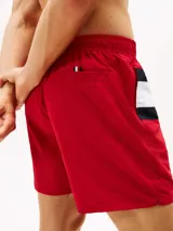 Short de baño de corte amplio con diseño color block que incorpora el logo de Tommy Hilfiger en la parte delantera. Cuenta con cintura elástica con cordón ajustable, dos bolsillos laterales y un bolsillo trasero de ojal.