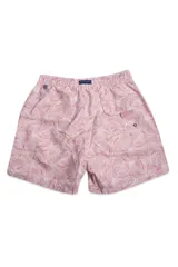 Short de baño con estampado de hojas lineales en tono rosado, cuenta con cintura elástica ajustable mediante cordón, bolsillos laterales y un bolsillo trasero. Incluye suspensor interno y logo bordado.