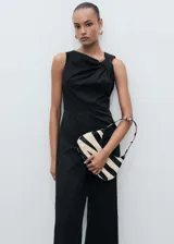 Mono largo negro con diseño culotte, cuello drapeado y tirantes anchos.