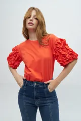 Remera naranja de mangas cortas con volados.