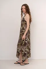 Vestido midi de punto sin mangas, con escote redondo y diseño de rayas verticales en tonos crudo, rosado y marrón oscuro.