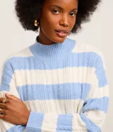 Suéter de tricot con diseño a rayas horizontales en color celeste y blanco, cuello alto acanalado y textura trenzada. Presenta mangas largas con puños en rib y un corte corto.