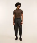 Camisa polo masculina de manga corta, confeccionada en tejido técnico de poliamida con elastano. Presenta cuello inglés con tapeta de tres botones, ofreciendo propiedades de secado rápido, elasticidad y confort térmico.