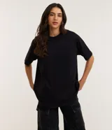 Remera de algodón color negro, de corte oversized, manga corta y cuello redondo.