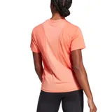 Remera deportiva Adidas Run It color salmón, de corte clásico, mangas cortas y logo reflectivo en el pecho. Confeccionada en tejido transpirable AEROREADY y malla en la espalda.
