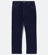 Pantalón de jean azul oscuro, de corte recto, con trabillas en la cintura, bolsillos delanteros y traseros.