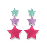Par de aros colgantes con tres estrellas de distintos tamaños y colores: celeste, lila y fucsia.