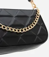 Cartera tipo baguette pequeña de PU negro con estampado geométrico en relieve (embossed), cierre de cremallera dorado y asa de hombro ajustable. Incluye una cadena decorativa dorada en la parte frontal.