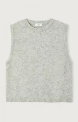 Chaleco de punto sin mangas, color gris, con cuello redondo y corte holgado. Confeccionado con hilo italiano de textura mullida y compacta.