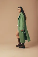Tapado largo color verde con solapas, bolsillos laterales y cierre con botones.