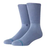 Medias de caña media color celeste con logo de la marca en el tobillo.