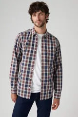 Camisa de manga larga con estampado a cuadros en tonos azul, rojo y blanco.