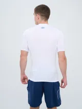 Remera térmica deportiva de manga corta de la marca Umbro, en color rojo, con cuello redondo y ajuste ceñido al cuerpo.