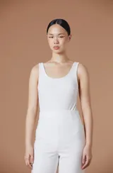 Body de mujer blanco de diseño elegante, con escote redondo y tirantes anchos, confeccionado con un ajuste ceñido al cuerpo.