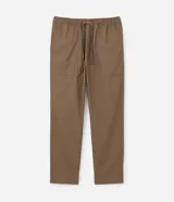 Pantalón masculino de corte loose color marrón, confeccionado en sarga de algodón, con cintura elástica ajustable con cordón y bolsillos amplios.