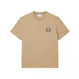 Remera Lacoste de manga corta en color beige, con cuello redondo y un escudo bordado en el pecho.